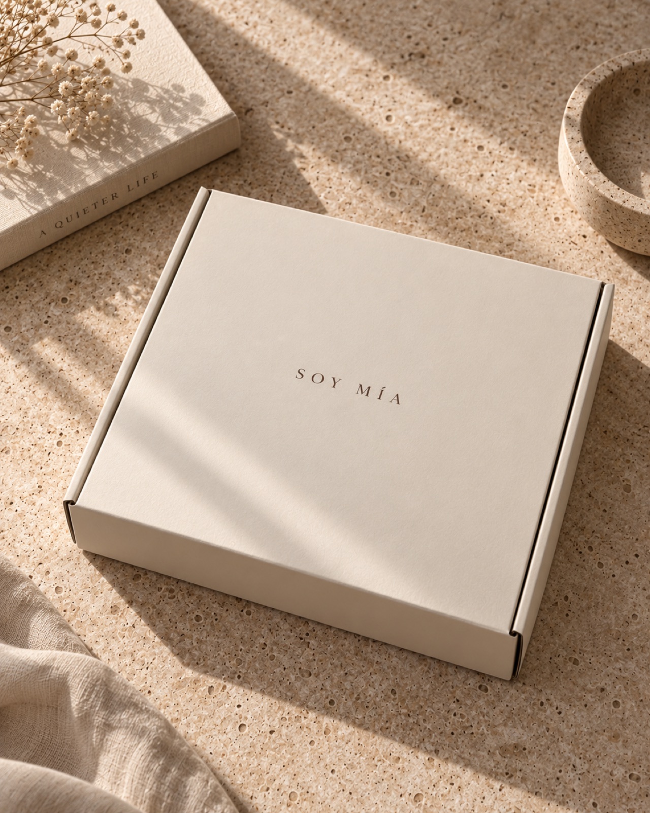 La caja SOY MÍA sobre una mesa de piedra